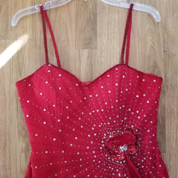 Elegant Red Silk Evening Dress with Sequins and Beads, Size 8 - Picture 3 of 11